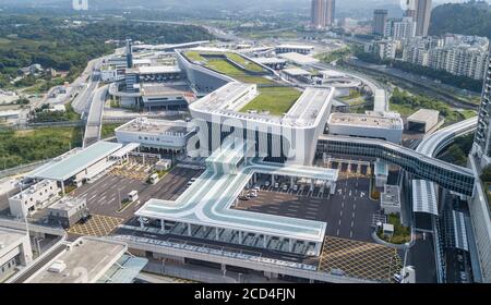 Shenzhen. August 2020. Luftaufnahme vom 24. August 2020 zeigt den Liantang Port/Heung Yuen Wai Boundary Control Point an der Grenze Hongkong-Shenzhen in Südchina. Mit einem neuen Kontrollpunkt, der Shenzhen am Mittwoch verbindet, wird Hongkong in der Lage sein, mehr Möglichkeiten in den enormen Märkten der Guangdong-Hong Kong-Macao Greater Bay Area zu erschließen.der Liantang Port/Heung Yuen Wai Boundary Control Point hat am Mittwoch die Eröffnung für Lastenwagen begonnen. Quelle: Mao Siqian/Xinhua/Alamy Live News Stockfoto