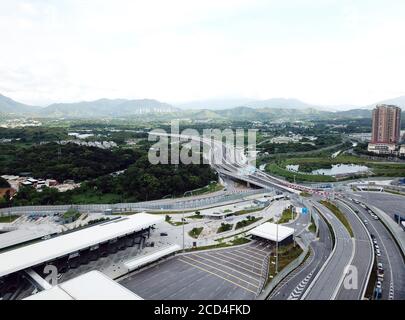 Hongkong. August 2020. Luftaufnahme vom 26. August 2020 zeigt den Liantang Port/Heung Yuen Wai Boundary Control Point an der Grenze Hongkong-Shenzhen in Südchina. Mit einem neuen Kontrollpunkt, der Shenzhen am Mittwoch verbindet, wird Hongkong in der Lage sein, mehr Möglichkeiten in den enormen Märkten der Guangdong-Hong Kong-Macao Greater Bay Area zu erschließen.der Liantang Port/Heung Yuen Wai Boundary Control Point hat am Mittwoch die Eröffnung für Lastenwagen begonnen. Quelle: Li Gang/Xinhua/Alamy Live News Stockfoto