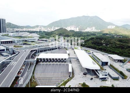 Hongkong. August 2020. Luftaufnahme vom 26. August 2020 zeigt den Liantang Port/Heung Yuen Wai Boundary Control Point an der Grenze Hongkong-Shenzhen in Südchina. Mit einem neuen Kontrollpunkt, der Shenzhen am Mittwoch verbindet, wird Hongkong in der Lage sein, mehr Möglichkeiten in den enormen Märkten der Guangdong-Hong Kong-Macao Greater Bay Area zu erschließen.der Liantang Port/Heung Yuen Wai Boundary Control Point hat am Mittwoch die Eröffnung für Lastenwagen begonnen. Quelle: Li Gang/Xinhua/Alamy Live News Stockfoto