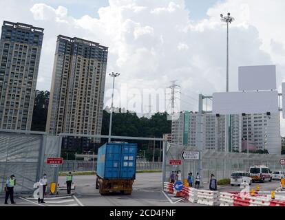 Hongkong. August 2020. Ein LKW fährt am 26. August 2020 in den Liantang Port/Heung Yuen Wai Boundary Control Point an der Grenze Hongkong-Shenzhen in Südchina ein. Mit einem neuen Kontrollpunkt, der Shenzhen am Mittwoch verbindet, wird Hongkong in der Lage sein, mehr Möglichkeiten in den enormen Märkten der Guangdong-Hong Kong-Macao Greater Bay Area zu erschließen.der Liantang Port/Heung Yuen Wai Boundary Control Point hat am Mittwoch die Eröffnung für Lastenwagen begonnen. Quelle: Li Gang/Xinhua/Alamy Live News Stockfoto