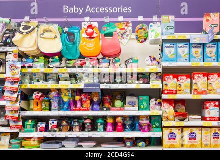 Baby Zubehör im Tesco Supermarkt. VEREINIGTES KÖNIGREICH Stockfoto