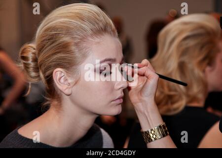 NEW YORK - FEBRUAR 14: Model bereitet sich auf Fotini vor auf der Mercedes-Benz Fashion Week im Lincoln Center am 14. Februar 2012 in New York. Stockfoto