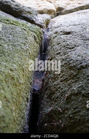 Vertikale Aufnahme von großen Steinen mit Moos bedeckt Stockfoto