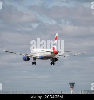 Flughafen Heathrow, London, Großbritannien. 26. August 2020. British Airways Airbus A319 G-EUPZ aus Mailand auf der Landebahn 27L in Heathrow im stürzenden Wind, den Überresten des Sturms Francis. COVID-19 Pandemie hat die Luftfahrtindustrie weltweit einbruch, mit rund 11% der Passagiere in Heathrow im Juli 2020 im Vergleich zum gleichen Monat im Jahr 2019, und rund 25% der Flugbewegungen in Heathrow im Juli 2020 im Vergleich zum Juli 2019. Kredit: Malcolm Park/Alamy. Stockfoto