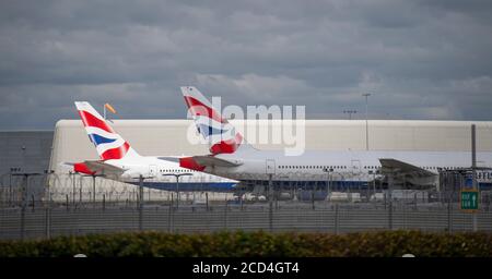 Flughafen Heathrow, London, Großbritannien. 26. August 2020. Sonnenfinnen auf British Airways Boeing 777 Flugzeuge G-VIIJ und G-VIIN parkten am Flughafen Heathrow seit 21. Und 23. August. COVID-19 Pandemie hat die Luftfahrtindustrie weltweit einbruch, mit rund 11% der Passagiere in Heathrow im Juli 2020 im Vergleich zum gleichen Monat im Jahr 2019, und rund 25% der Flugbewegungen in Heathrow im Juli 2020 im Vergleich zum Juli 2019. Kredit: Malcolm Park/Alamy Stockfoto
