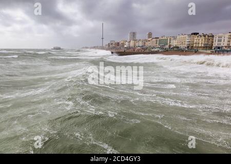 Sturm bricht am Brighton Strand Stockfoto