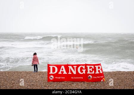 Sturm bricht am Brighton Strand Stockfoto