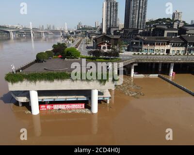 Die südwestliche chinesische Gemeinde Chongqing, die sich am oberen Rand des Jangtse-Flusses befindet, wurde am Montag von den schwersten Überschwemmungen heimgesucht Stockfoto