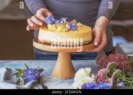 Karamell Apfelbirne Käsekuchen. Herbstdessert. Stockfoto