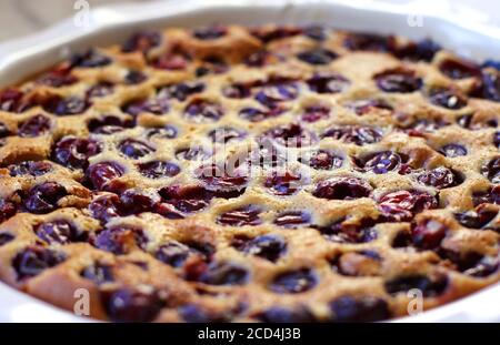 Hausgemachte Kirschklafoutis gebacken. Close-up Kirschkuchen Stockfoto