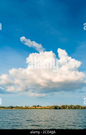 Dramatische Wolkenlandschaft mit Windrädern an der Danmark-Küste der Flensburger Förde bei Sonderburg, Ostsee, Dänemark und Deutschland Stockfoto