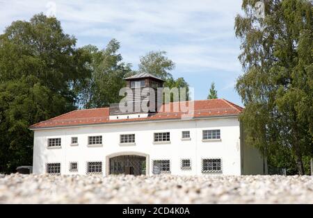 Dachau, Deutschland - 13. Juli 2020: Eintritt ins KZ Dachau, das erste Nazi-Konzentrationslager in Deutschland Stockfoto