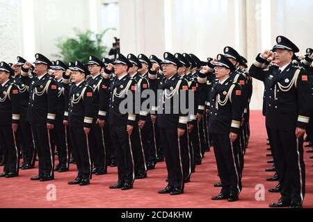 Peking, China. August 2020. Polizeibeamte schwören bei einer Zeremonie, um Chinas Polizei die Polizeiflagge in der Großen Halle des Volkes in Peking, der Hauptstadt Chinas, zu verleihen, am 26. August 2020. Quelle: Xie Huanchi/Xinhua/Alamy Live News Stockfoto