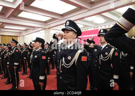 Peking, China. August 2020. Polizeibeamte schwören bei einer Zeremonie, um Chinas Polizei die Polizeiflagge in der Großen Halle des Volkes in Peking, der Hauptstadt Chinas, zu verleihen, am 26. August 2020. Quelle: Ju Peng/Xinhua/Alamy Live News Stockfoto