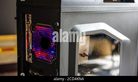 Schwarzes PC-Gehäuse für Gaming-Computer mit rgb-Lüfter, transparentem Fenster und Anschlüssen Stockfoto