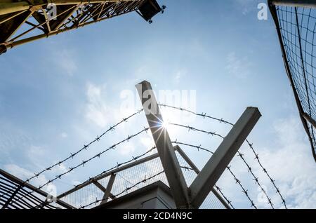 Zaun Stacheldraht und Wachturm an der Grenze Ukraine Krim Stockfoto