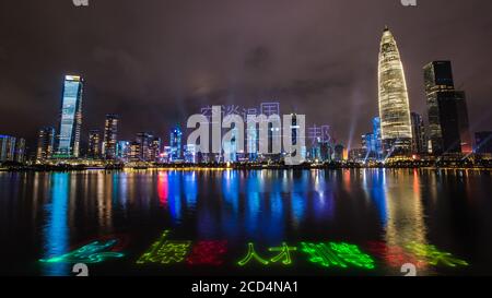 (200826) -- SHENZHEN, 26. August 2020 (Xinhua) -- das Foto vom 26. August 2020 zeigt eine Lichtshow in Shenzhen, der südchinesischen Provinz Guangdong. Eine Lichtshow mit 826 Drohnen kombiniert mit Stadtlichtern durchgeführt begann um 08:26 Uhr Ortszeit am 26. August in Shenzhen, um den 40. Jahrestag der Gründung der Shenzhen Special Economic Zone (SEZ) zu feiern. (Xinhua/Mao Siqian) Stockfoto