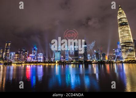 (200826) -- SHENZHEN, 26. August 2020 (Xinhua) -- das Foto vom 26. August 2020 zeigt eine Lichtshow in Shenzhen, der südchinesischen Provinz Guangdong. Eine Lichtshow mit 826 Drohnen kombiniert mit Stadtlichtern durchgeführt begann um 08:26 Uhr Ortszeit am 26. August in Shenzhen, um den 40. Jahrestag der Gründung der Shenzhen Special Economic Zone (SEZ) zu feiern. (Xinhua/Mao Siqian) Stockfoto