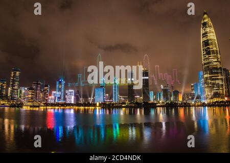 (200826) -- SHENZHEN, 26. August 2020 (Xinhua) -- das Foto vom 26. August 2020 zeigt eine Lichtshow in Shenzhen, der südchinesischen Provinz Guangdong. Eine Lichtshow mit 826 Drohnen kombiniert mit Stadtlichtern durchgeführt begann um 08:26 Uhr Ortszeit am 26. August in Shenzhen, um den 40. Jahrestag der Gründung der Shenzhen Special Economic Zone (SEZ) zu feiern. (Xinhua/Mao Siqian) Stockfoto