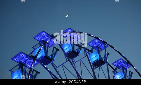 39/5000 Riesenrad bei Sonnenuntergang. Mit Mond. Stockfoto