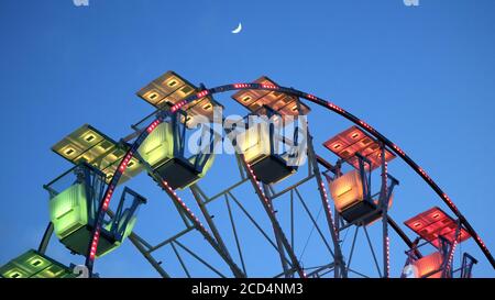 39/5000 Riesenrad bei Sonnenuntergang. Mit Mond. Stockfoto