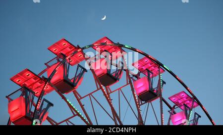 39/5000 Riesenrad bei Sonnenuntergang. Mit Mond. Stockfoto