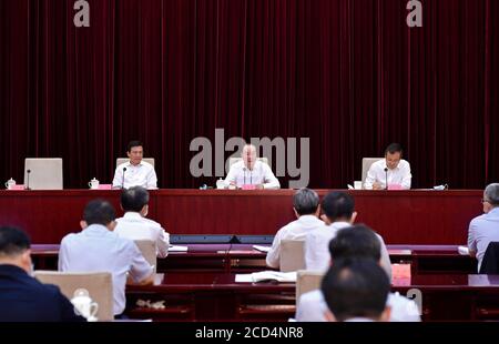 Peking, China. August 2020. Huang Kunming, Mitglied des Politbüros des Zentralkomitees der Kommunistischen Partei Chinas (KPCh) und Leiter der Abteilung für Öffentlichkeitsarbeit des Zentralkomitees der KPC, nimmt an einer Telefonkonferenz zum Freiwilligendienst in Peking, der Hauptstadt Chinas, am 26. August 2020 Teil. Kredit: Yue Yuewei/Xinhua/Alamy Live Nachrichten Stockfoto