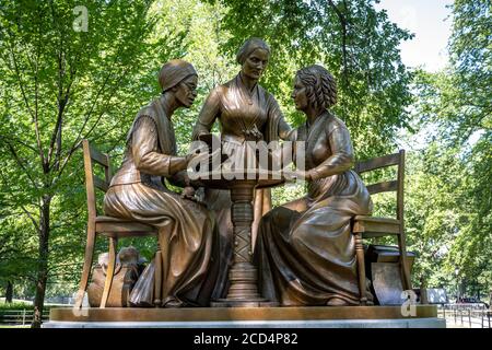 New York, USA. August 2020. Die neue Statue "The Women's Rights Pioneers Monument" kurz nachdem sie in New York enthüllt wurde. Das erste Denkmal, das dem Central Park seit 1965 hinzugefügt wurde, besteht aus Bronzefiguren der Frauenrechtler Sojourner Truth, Susan B. Anthony und Elizabeth Cady Stanton und es ist auch das erste Denkmal im Central Park, das tatsächliche Frauen darstellt. Kredit: Enrique Shore/Alamy Live Nachrichten Stockfoto