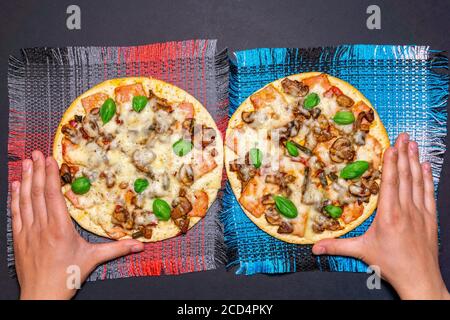 Pilzpizza mit Basilikumschinken. Der Blick von oben. Flach liegend Stockfoto