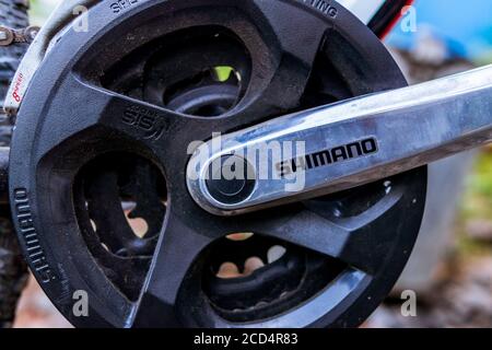Tjumen, Russland-29. Juli 2020: Logo-Nahaufnahme der japanischen Firma Shimano, auf den Pedalen eines Fahrrads Stockfoto