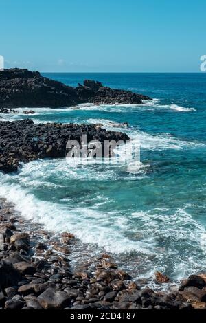 Blick auf die Küste der wilden Landschaft von Malpais de la Rasca, die den Leuchtturm von Rasca mit dem Resort Palm-Mar verbindet, einem natürlichen vulkanischen Schutzgebiet Stockfoto