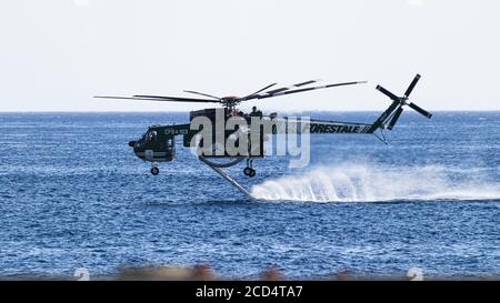 Waldbrandbekämpfung. Hubschrauber S64 bei der Arbeit. Kalabrien, Italien. 2020. Stockfoto