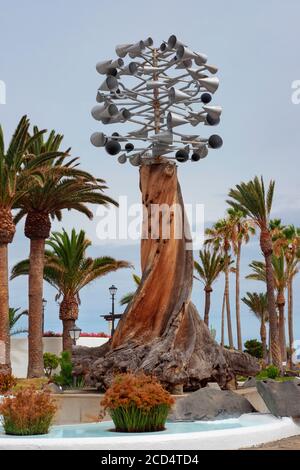 Die von Cesar Manrique geschaffene Windskulptur befindet sich am Eingang des beliebten Freiluft-Schwimmbadkomplexes Puerto de la Cruz auf Teneriffa Stockfoto