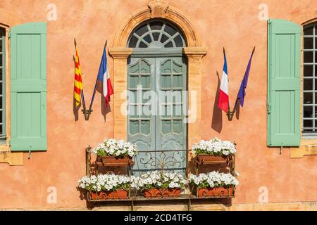 Das Hotel de Ville in Place de la Mairie, Roussillon, Provence, Frankreich Stockfoto