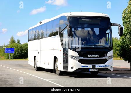 Weißer Scania Interlink Bus von Salon Tilausmatkat geparkt auf Asphalt Hof an einem sonnigen Tag im Sommer. Forssa, Finnland. 21. August 2020. Stockfoto