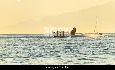 Waldbrandbekämpfung. Canadair bei der Arbeit. Kalabrien, Italien. 2020. Stockfoto