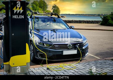 Volkswagen Passat GTE Plug-in Hybrid-Elektroauto-Ladebatterie an der Seaside Helen Ladestation. Helsinki, Finnland. 24. August 2020. Stockfoto