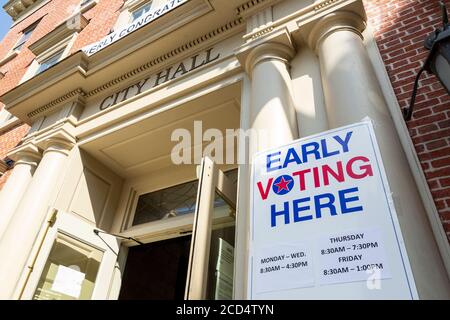 August 25, 2020. Beverly, MA. Frühe Abstimmung im Beverly City Hall. © 2020 Marilyn Humphries Stockfoto