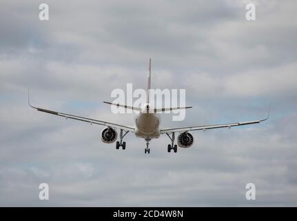 Flughafen Heathrow, London, Großbritannien. 26. August 2020. TAP Air Portugal Airbus A320 CS-TVG auf der Landebahn 27L in Heathrow. COVID-19 Pandemie hat die Luftfahrtindustrie weltweit einbruch, mit rund 11% der Passagiere in Heathrow im Juli 2020 im Vergleich zum gleichen Monat im Jahr 2019, und rund 25% der Flugbewegungen in Heathrow im Juli 2020 im Vergleich zum Juli 2019. Kredit: Malcolm Park/Alamy. Stockfoto