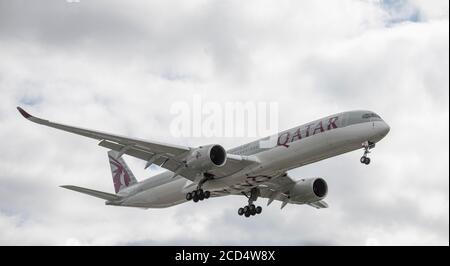 Flughafen Heathrow, London, Großbritannien. 26. August 2020. Qatar Airways Airbus A350 A7-ANK aus Doha auf der Landebahn 27L in Heathrow bei Windböen. COVID-19 Pandemie hat die Luftfahrtindustrie weltweit einbruch, mit rund 11% der Passagiere in Heathrow im Juli 2020 im Vergleich zum gleichen Monat im Jahr 2019, und rund 25% der Flugbewegungen in Heathrow im Juli 2020 im Vergleich zum Juli 2019. Kredit: Malcolm Park/Alamy. Stockfoto