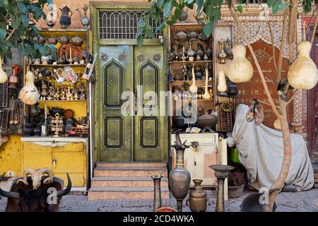 Antike zum Verkauf in Antiquitätengeschäft in der Altstadt von Kashgar / Kashi / Kasjgar, Xinjiang, China Stockfoto