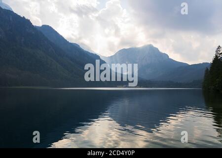 Schöne Sonnenstrahlen über dem Vorderer langbathsee in Österreich Alp Berg Stockfoto