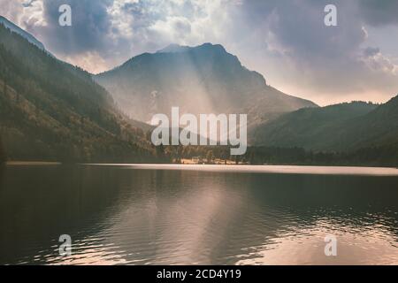 Schöne Sonnenstrahlen über dem Vorderer langbathsee in Österreich Alp. Herbstfarben Stockfoto