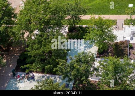 Reston, VA, USA -- 26. August 2020. Ein Sommerfoto mit Blick auf den Reston Town Center Park. Stockfoto