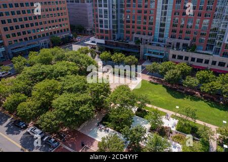 Reston, VA, USA -- 26. August 2020. Ein Weitwinkel Luftbild von Reston Town Center Park im Sommer. Stockfoto
