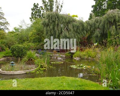 Hoop Lane Crematorium & Remembrance Gärten der Ruhe und Erholung. Golders Green, London, England. Wunderschöne Gärten. Stockfoto