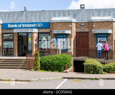 Personen, die Geldautomaten bei der Bank of Ireland benutzen Stockfoto