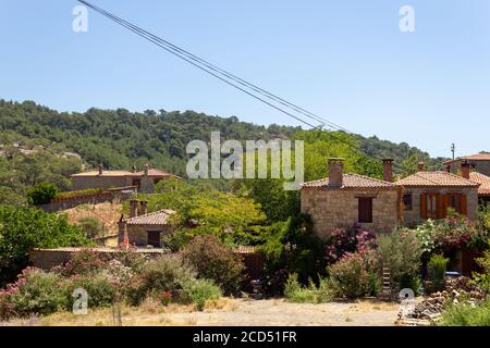 Adatepe, Ayvacik, Canakkale / Türkei - Juli 18 2020: Das alte Adatepe Dorf in den Kaz (Ida) Bergen Stockfoto