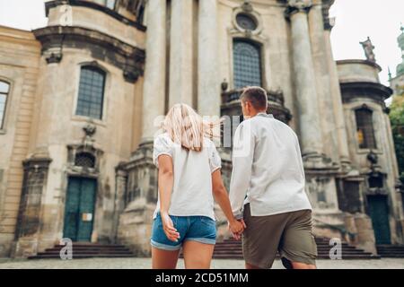 Mann und Frau in der Liebe zu Fuß in der Altstadt von Lviv an der dominikanischen Kathedrale tragen traditionelle ukrainische Hemden. Stockfoto