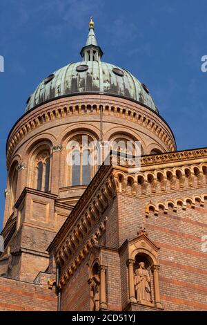 Der Turm und die Kuppel der St. Michaelskirche, im Bezirk Mitte, Berlin, Deutschland Stockfoto